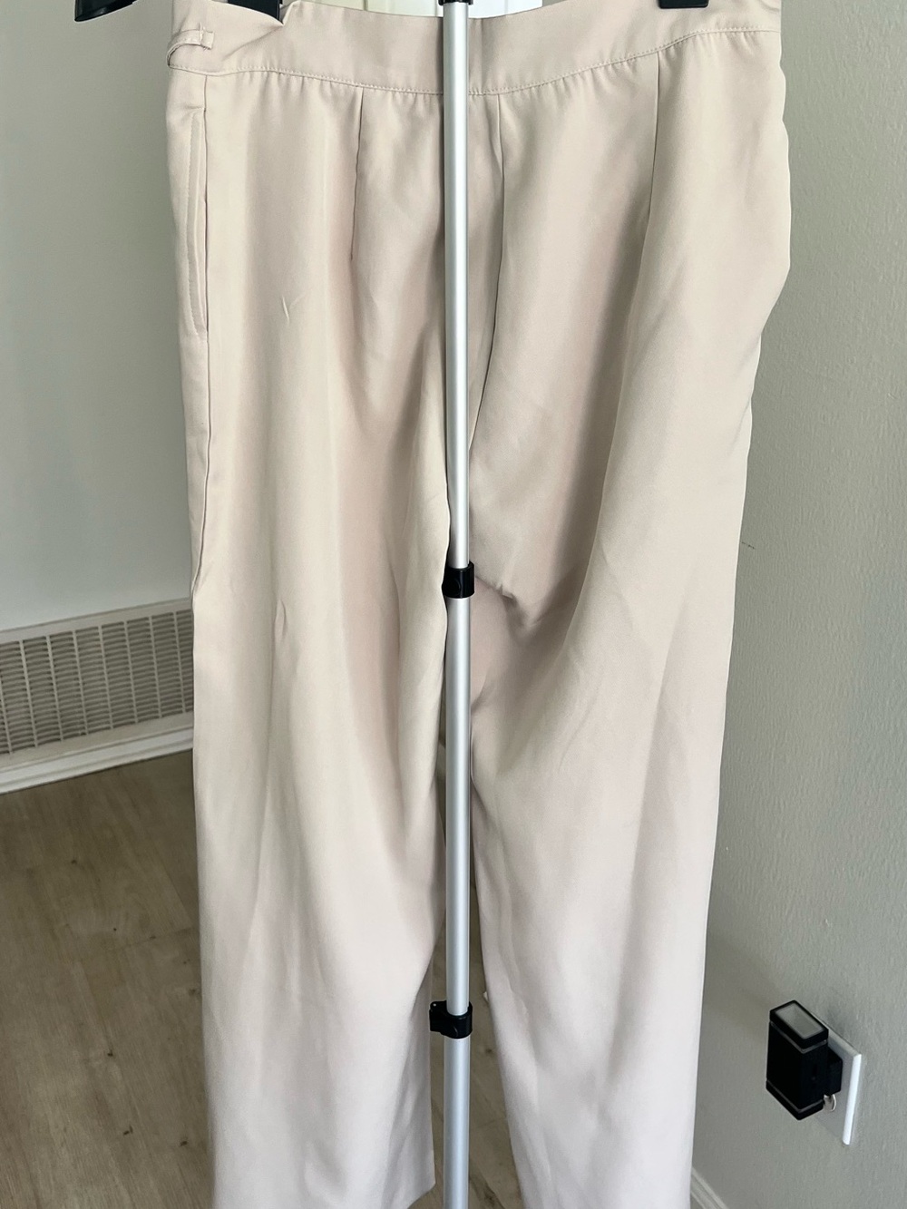 New never worn. Wide Leg Tie-Waist Pants - Cream size medium - Picture 8 of 9